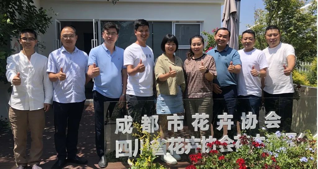 圆满|成都市花卉协会召开分会筹备会,伊甸园花卉总经理周君出席会议。